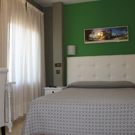 Hostal Don Jaime II Сеговия Екстериор снимка