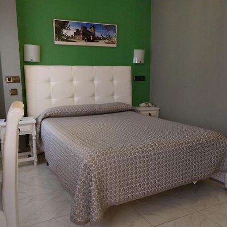 Hostal Don Jaime II Сеговия Екстериор снимка