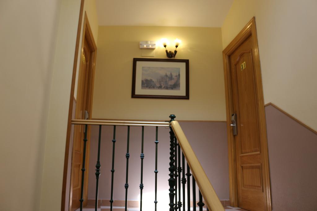 Hostal Don Jaime II Сеговия Екстериор снимка