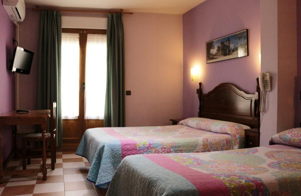Hostal Don Jaime II Сеговия Екстериор снимка