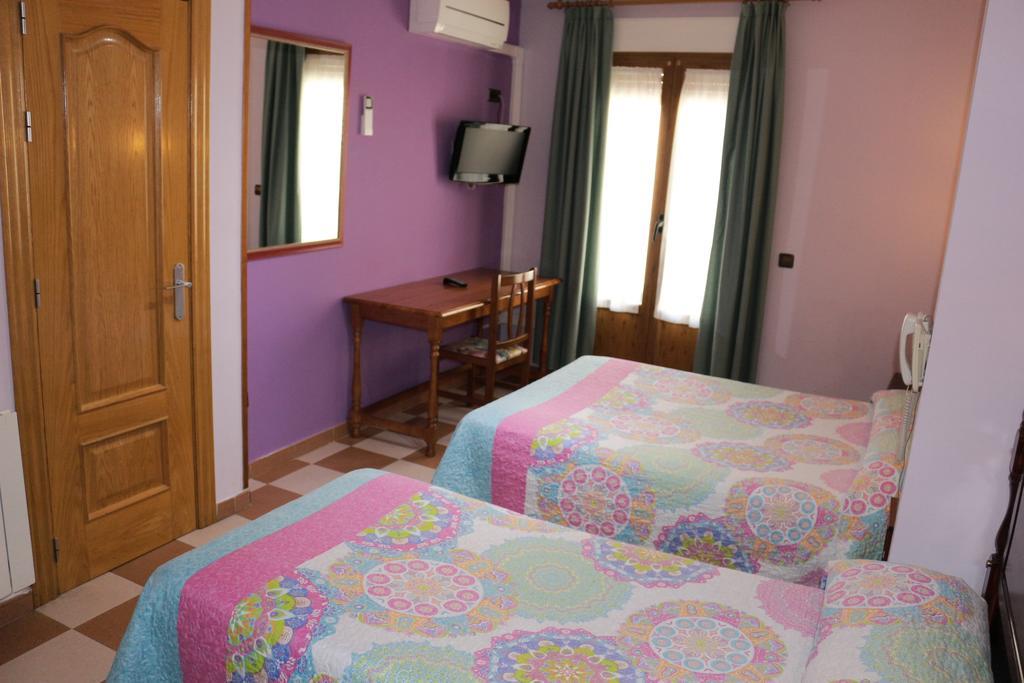 Hostal Don Jaime II Сеговия Екстериор снимка