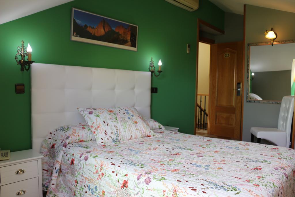 Hostal Don Jaime II Сеговия Екстериор снимка