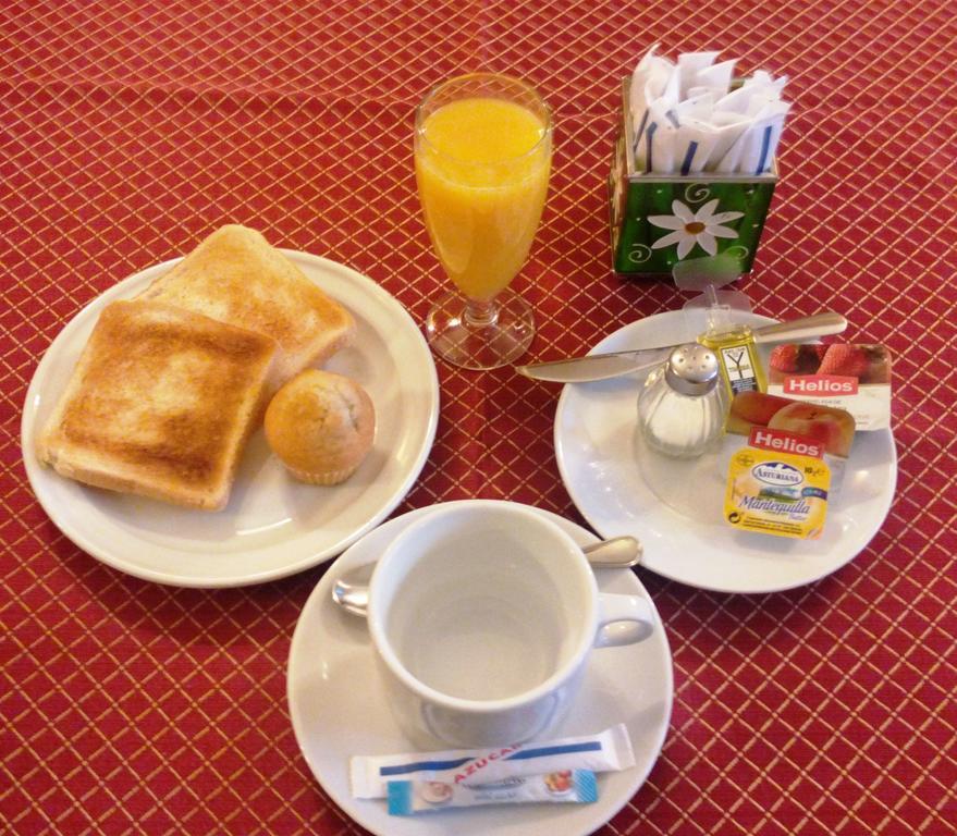 Hostal Don Jaime II Сеговия Екстериор снимка
