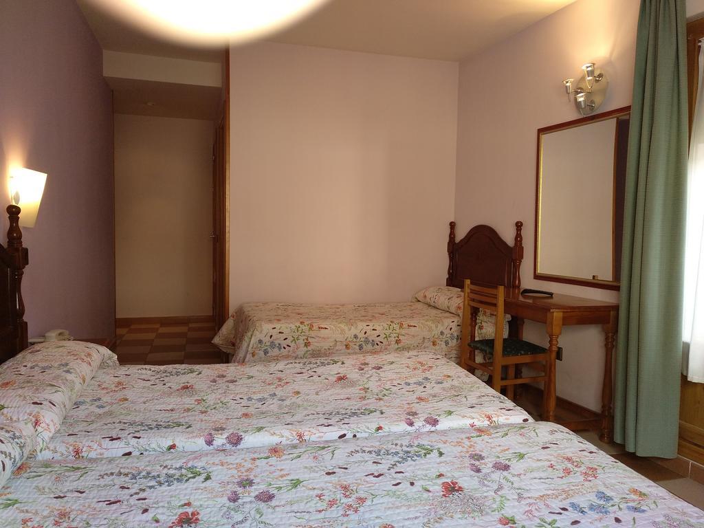 Hostal Don Jaime II Сеговия Екстериор снимка