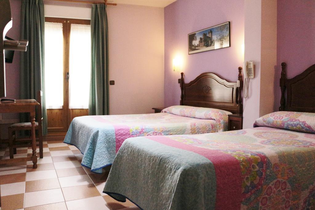 Hostal Don Jaime II Сеговия Екстериор снимка