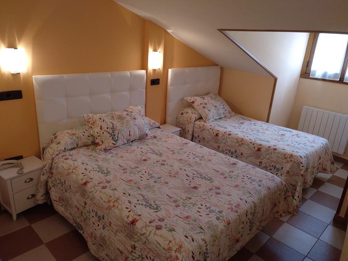 Hostal Don Jaime II Сеговия Екстериор снимка
