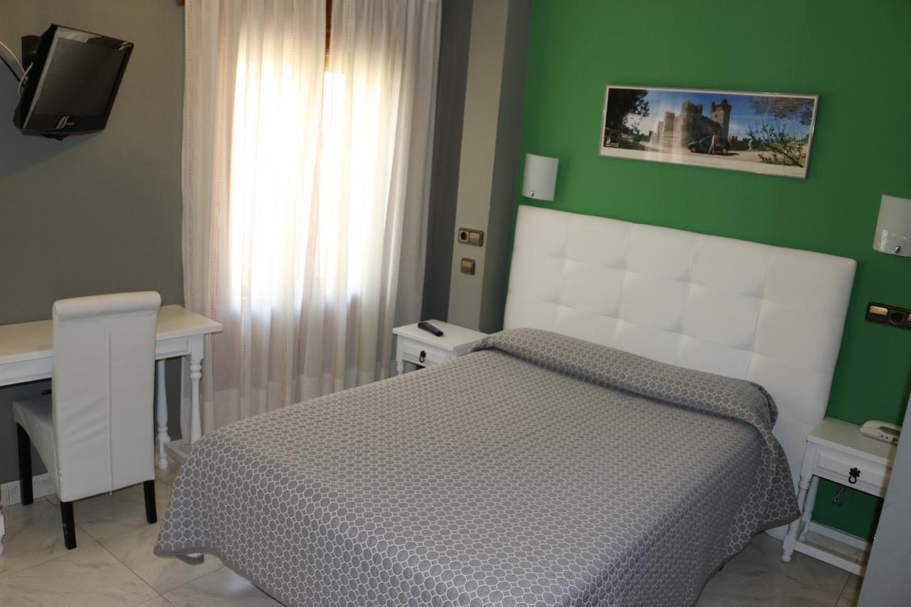 Hostal Don Jaime II Сеговия Екстериор снимка