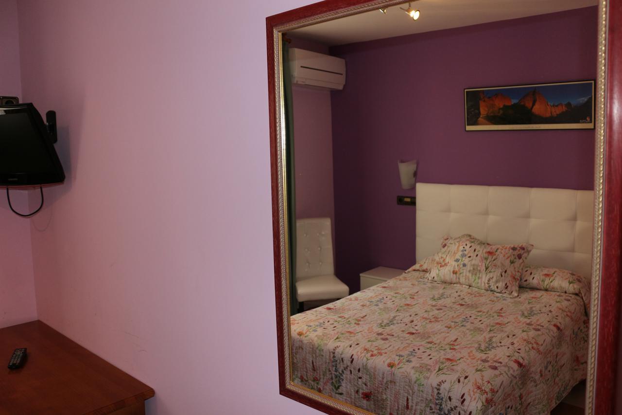 Hostal Don Jaime II Сеговия Екстериор снимка