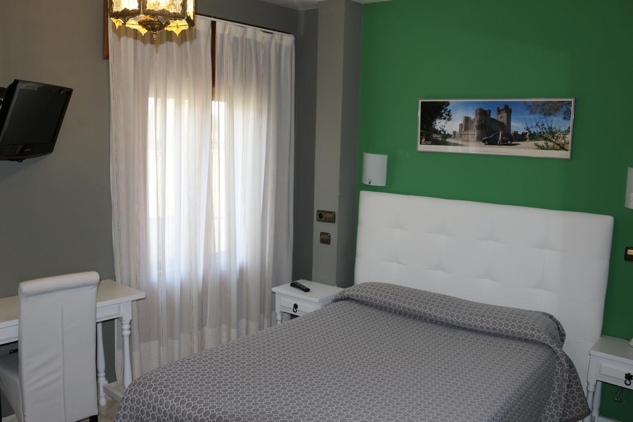 Hostal Don Jaime II Сеговия Екстериор снимка