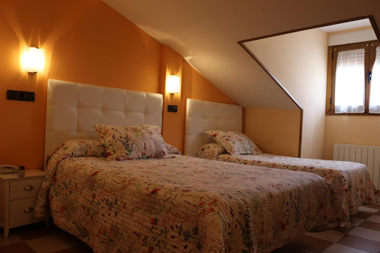Hostal Don Jaime II Сеговия Екстериор снимка