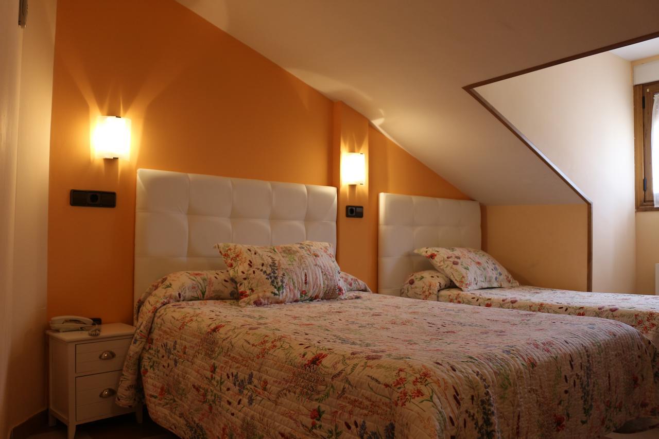 Hostal Don Jaime II Сеговия Екстериор снимка