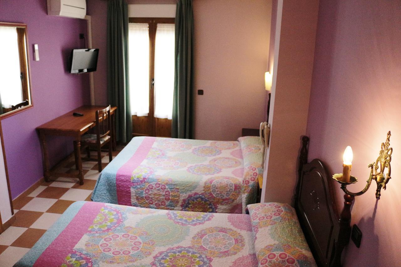 Hostal Don Jaime II Сеговия Екстериор снимка