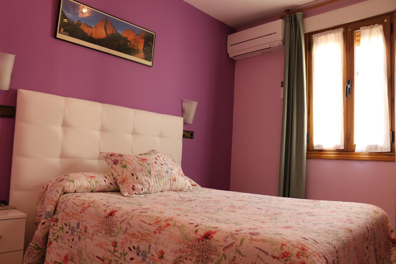 Hostal Don Jaime II Сеговия Екстериор снимка