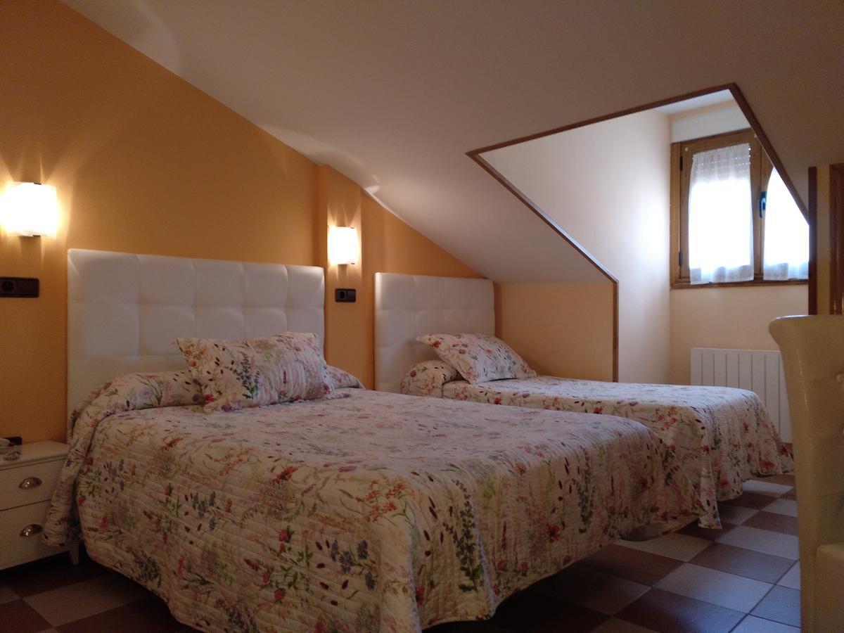 Hostal Don Jaime II Сеговия Екстериор снимка