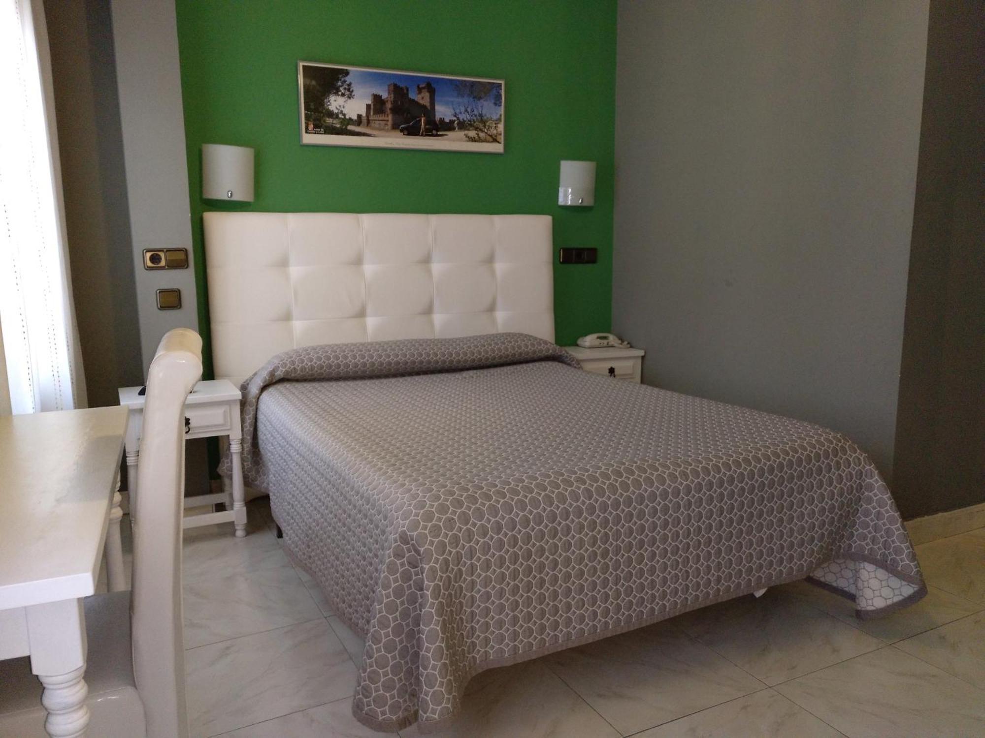 Hostal Don Jaime II Сеговия Екстериор снимка